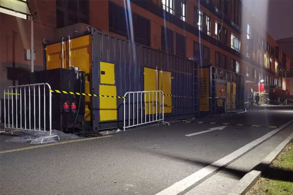 曾都柴油发电机组的输出电压是如何调节的？